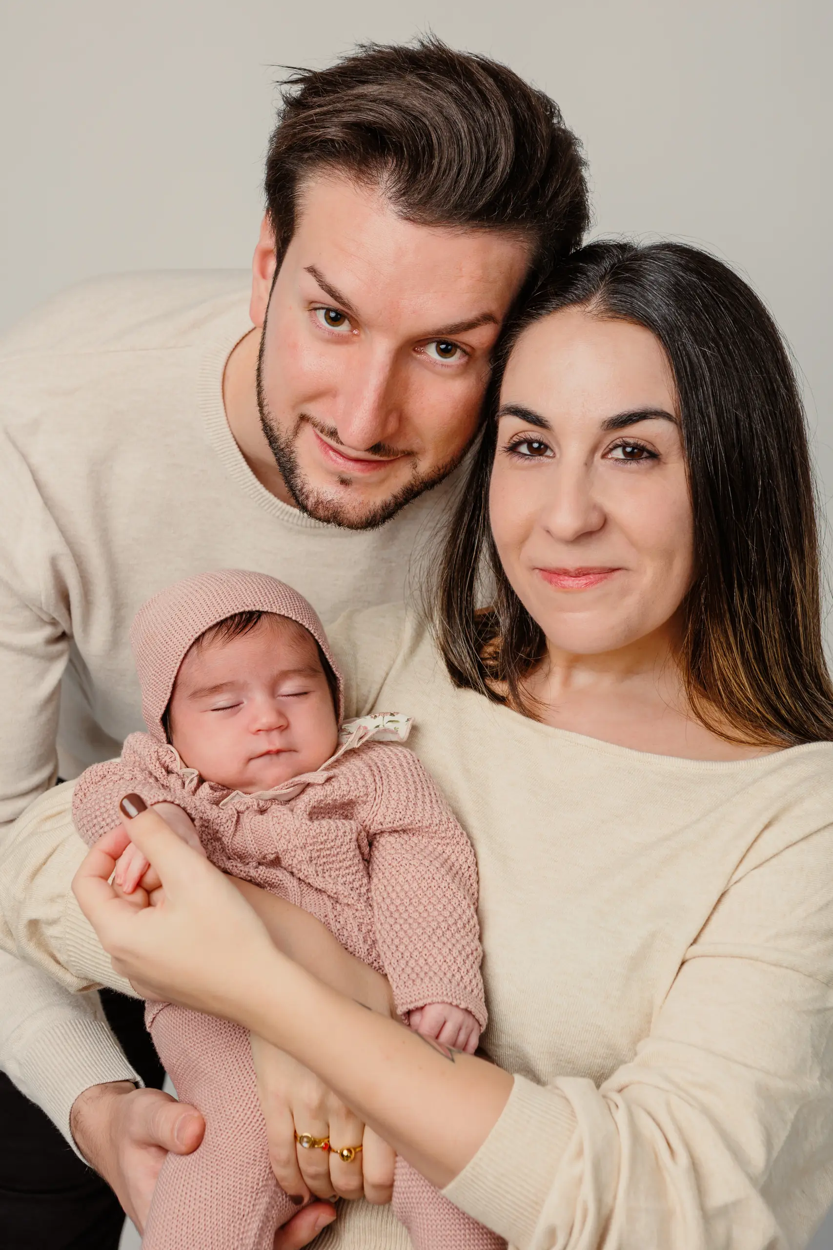 Pareja con su bebé recién nacido