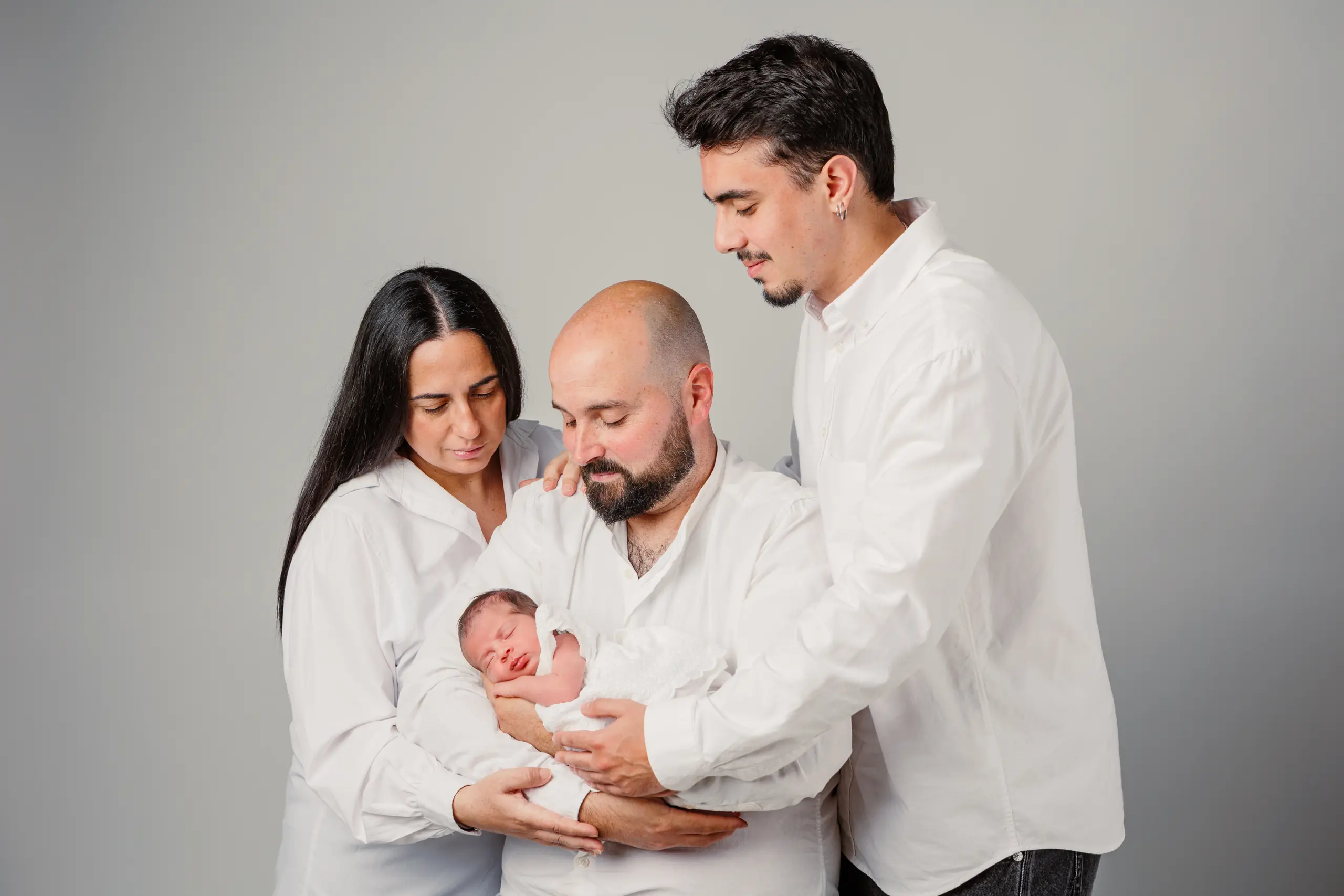 Familia reunida con su recién nacido