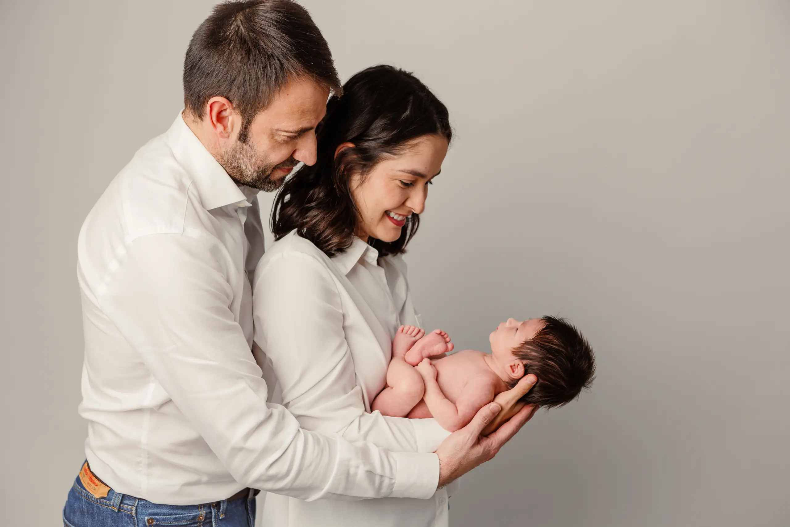 Una pareja con su bebé recién nacido